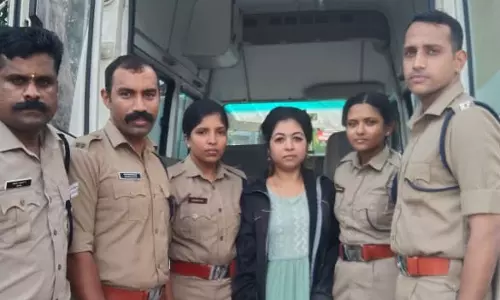 പി എസ് സി വെരിഫിക്കേഷന് പോകുന്നതിനിടെ അപകടം; യുവതിക്ക് രക്ഷകരായി അ​ഗ്നിരക്ഷാ സേന