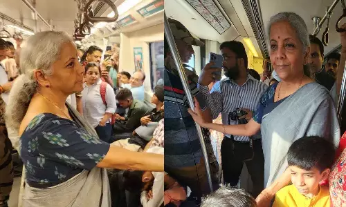 മെട്രോയിൽ യാത്ര ചെയ്ത് നിർമല സീതാരാമൻ; വീഡിയോ വൈറൽ മെട്രോയിൽ യാത്ര ചെയ്ത് നിർമല സീതാരാമൻ; വീഡിയോ വൈറൽ