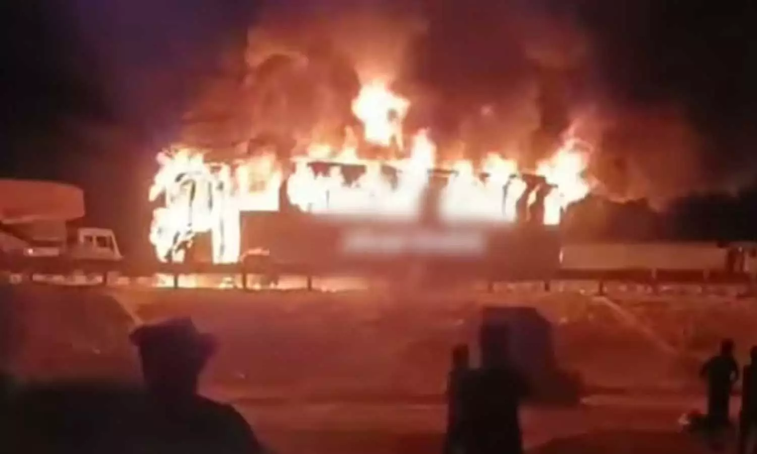 നൂഹിൽ തീർഥാടക സംഘം സഞ്ചരിച്ചിരുന്ന ബസിന് തീപിടിച്ച് എട്ട് പേർ മരിച്ചു നൂഹിൽ തീർഥാടക സംഘം സഞ്ചരിച്ചിരുന്ന ബസിന് തീപിടിച്ച് എട്ട് പേർ മരിച്ചു