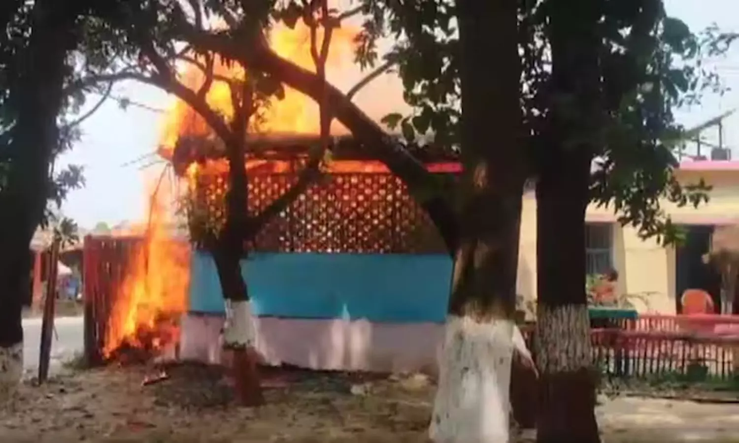 Bihar man, his minor wife die in custody, mob sets police station ablaze