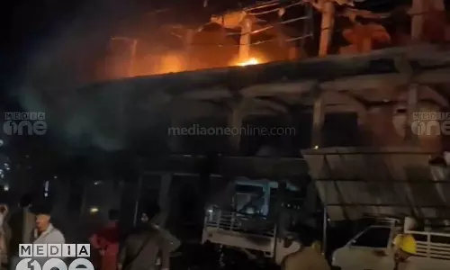 മലപ്പുറം മക്കരപറമ്പിൽ വന്‍ അഗ്നിബാധ; ഫർണിച്ചർ കട കത്തിനശിച്ചു