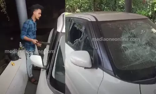 കൊരട്ടിയിൽ ഗ്രാമപഞ്ചായത്ത് മുൻ അംഗത്തിന്‍റെ വീട്ടില്‍ യുവാവിന്‍റെ പരാക്രമം; വാഹനവും വീടിന്റെ ജനൽചില്ലുകളും തകർത്തു