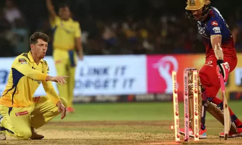 ടിവി അമ്പയറുടെ തീരുമാനത്തിൽ അമ്പരന്ന് ഡുപ്ലെസിസ്; ബാറ്റ് ക്രീസിലുണ്ടായിട്ടും ഔട്ടെന്ന് -വീഡിയോ