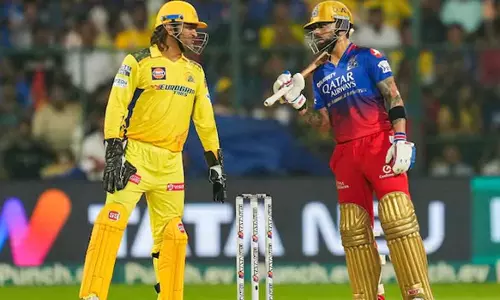 കോഹ്‌ലിക്ക് കൈകൊടുക്കാതെ ഡ്രസിങ് റൂമിലേക്ക് മടങ്ങി ധോണി; പിന്നീട് സംഭവിച്ചത്- വീഡിയോ