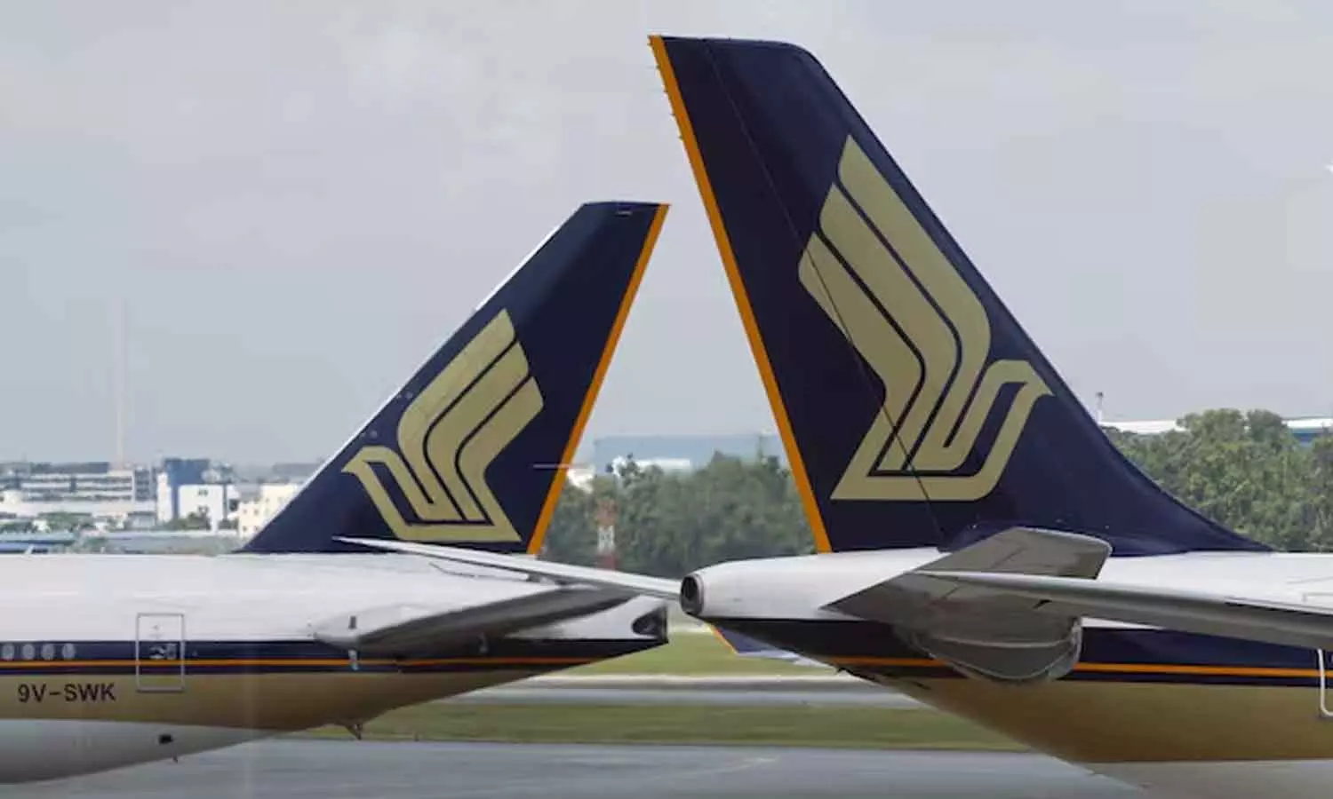 1 dead in severe turbulence on Singapore Airlines flight 1 dead in severe turbulence on Singapore Airlines flight