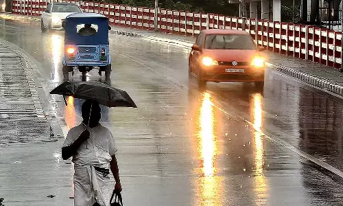 സംസ്ഥാനത്ത് അഞ്ച് ജില്ലകളിൽ റെഡ് അലർട്ട്; ഉയർന്ന തിരമാല മുന്നറിയിപ്പ്‌
