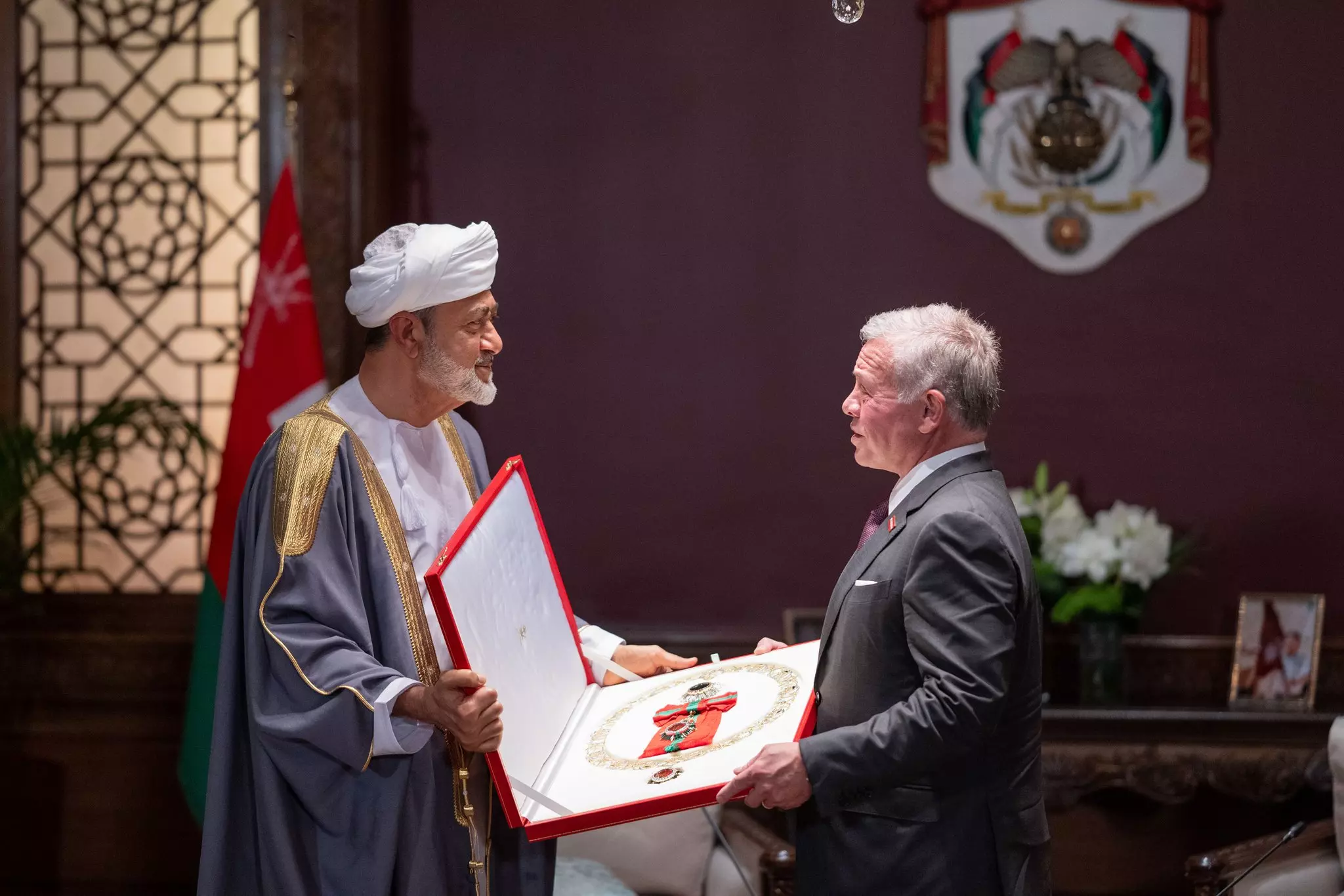 ഒമാൻ സുൽത്താനും ജോർദാൻ രാജാവും പരസ്പരം ബഹുമതികൾ കൈമാറി ഒമാൻ സുൽത്താനും ജോർദാൻ രാജാവും പരസ്പരം ബഹുമതികൾ കൈമാറി