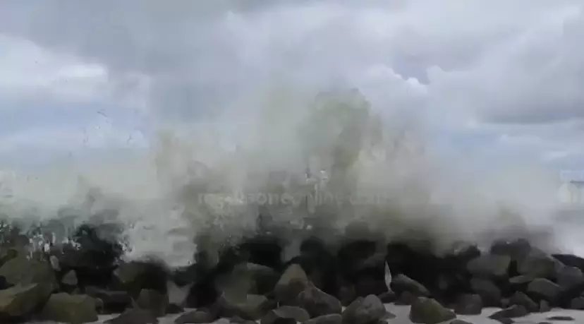 തോരാതെ പെരുമഴ; ആലപ്പുഴയിലെ കടലോരവും പ്രക്ഷുബ്ധം