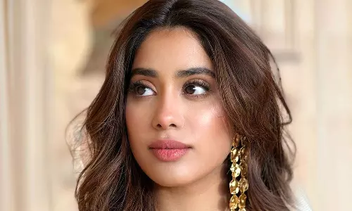 ഗാന്ധിക്കും അംബേദ്കറിനുമിടയിലെ സംവാദങ്ങൾ വായിക്കുന്നത് ഇഷ്ടം: ജാൻവി കപൂർ