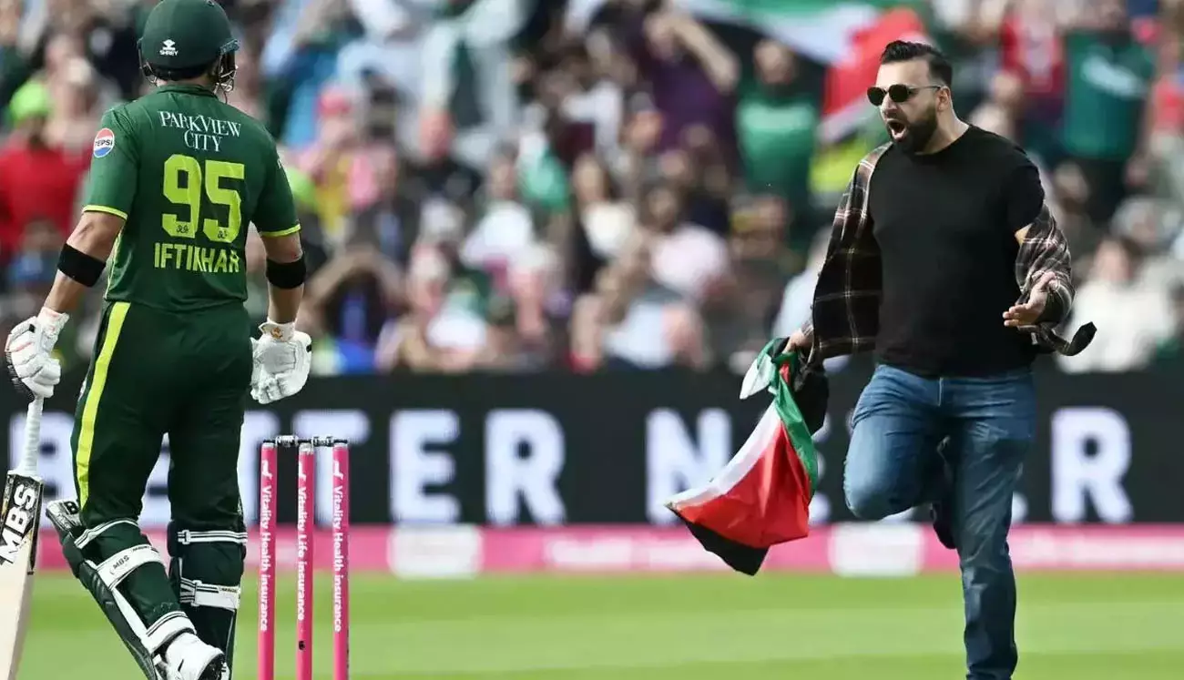 ഫലസ്തീൻ ഐക്യദാർഢ്യവുമായി ഗ്രൗണ്ടിലിറങ്ങി യുവാവ്; ഇംഗ്ലണ്ട്-പാക് മാച്ചിൽ സംഭവിച്ചത്-വീഡിയോ