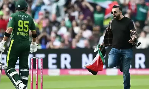 ഫലസ്തീൻ ഐക്യദാർഢ്യവുമായി ഗ്രൗണ്ടിലിറങ്ങി യുവാവ്; ഇംഗ്ലണ്ട്-പാക് മാച്ചിൽ സംഭവിച്ചത്-വീഡിയോ