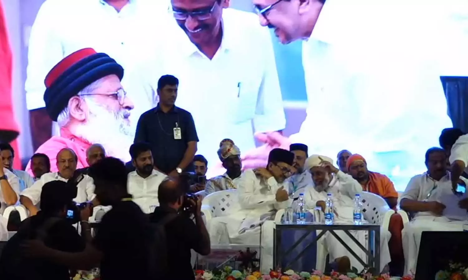 Samastha president Jifri Muthukkoya Thangal attends at the friendly gathering convened by Muslim League state president Panakkad Sadiqali Shihab Thangal