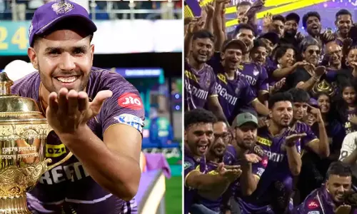 ഹർഷിതിനൊപ്പം ഫ്ളയിങ് കിസ് ആഘോഷിച്ച് ഷാറൂഖ് ഖാൻ; കണക്കുതീർത്ത് വിജയാഘോഷം ഹർഷിതിനൊപ്പം ഫ്ളയിങ് കിസ് ആഘോഷിച്ച് ഷാറൂഖ് ഖാൻ; കണക്കുതീർത്ത് വിജയാഘോഷം