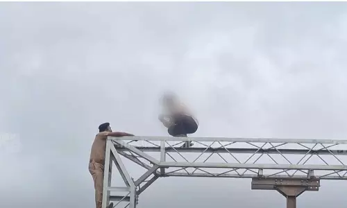 A young man threatened to commit suicide by pulling himself into an electric post,latetnews,