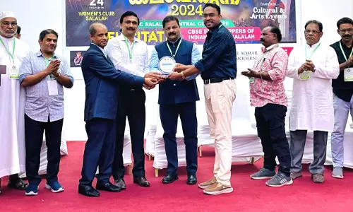 സലാല ഇന്ത്യൻ സ്‌കൂളിനും വിദ്യാർത്ഥികൾക്കും കെ.എം.സി.സി സലാല ഉപഹാരം നൽകി