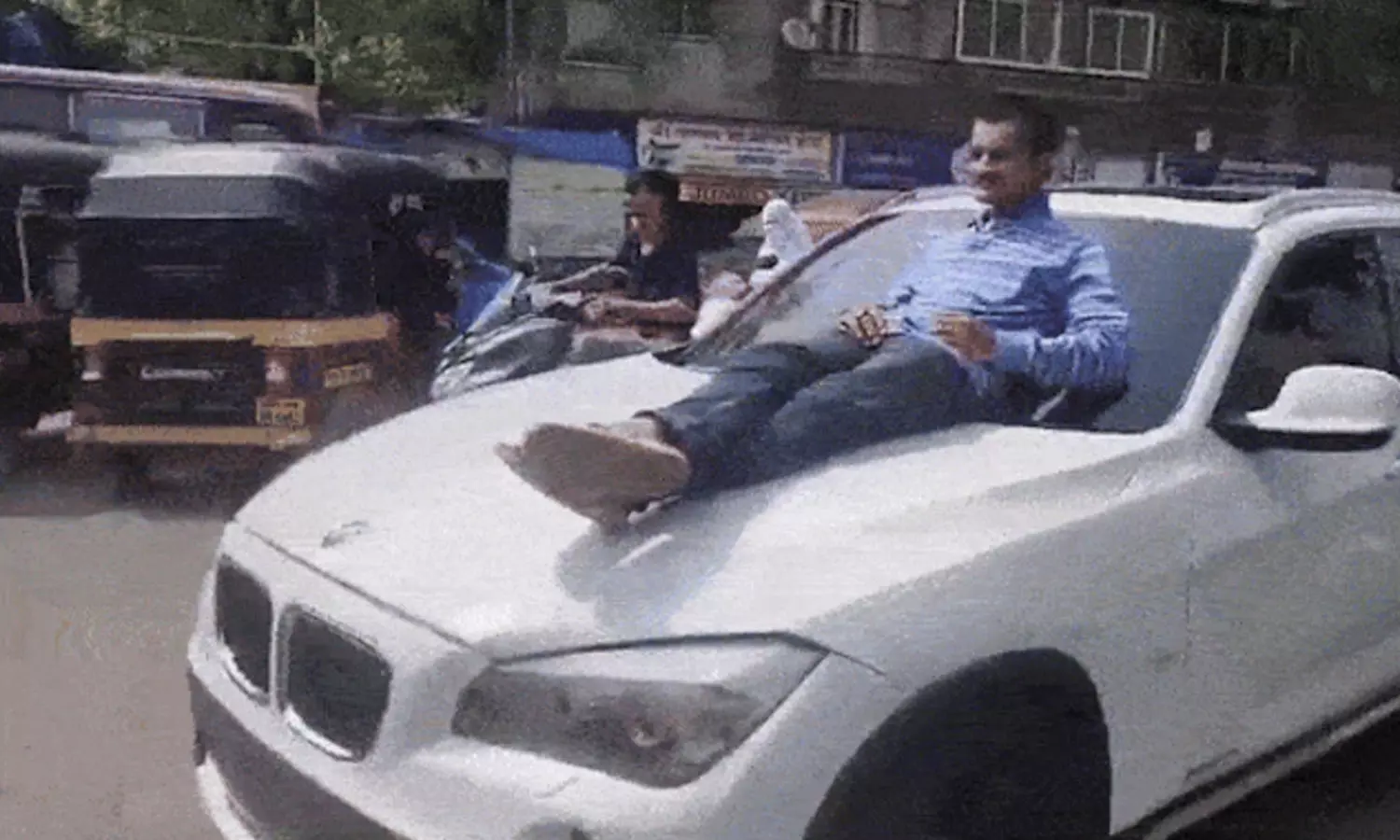 BMW, arrest,Mumbai boy,BMW bonnet,Porscheaccident,punePorsche,latest national news,മുംബൈ,അപകടയാത്ര,ബിഎംഡബ്ല്യുവിന്റെ ബോണറ്റിലിരുന്ന് യാത്ര