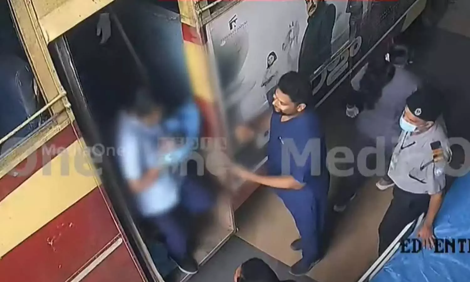 തൃശൂരിൽ കെഎസ്ആർടിസി ബസിൽ യുവതി പ്രസവിച്ചു