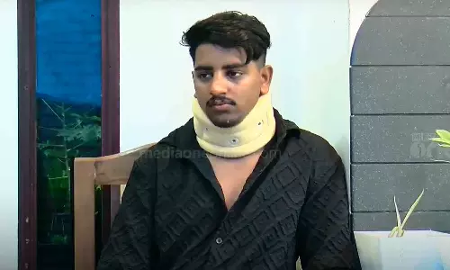 മാപ്പാക്കെന്ന് ഞാൻ പറഞ്ഞതാ; റോഡിലെ വെള്ളം തെറിപ്പിച്ചെന്നാരോപിച്ച് കാർ യാത്രികന് മർദനം മാപ്പാക്കെന്ന് ഞാൻ പറഞ്ഞതാ; റോഡിലെ വെള്ളം തെറിപ്പിച്ചെന്നാരോപിച്ച് കാർ യാത്രികന് മർദനം