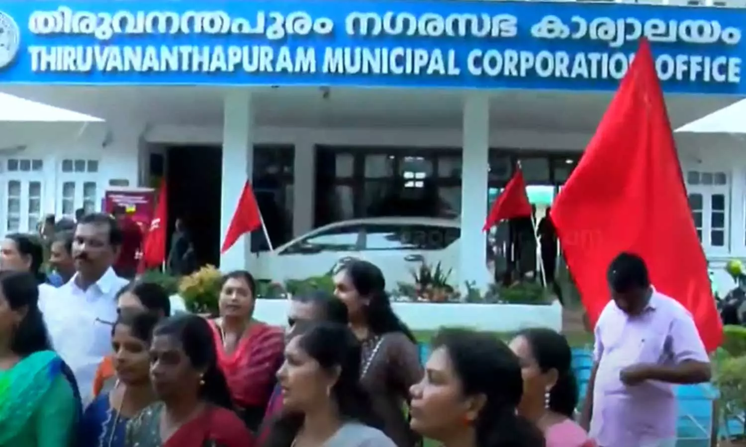 Alleged failure of pre-monsoon cleaning; Opposition protests at Thiruvananthapuram Corporation Council meeting,latest news