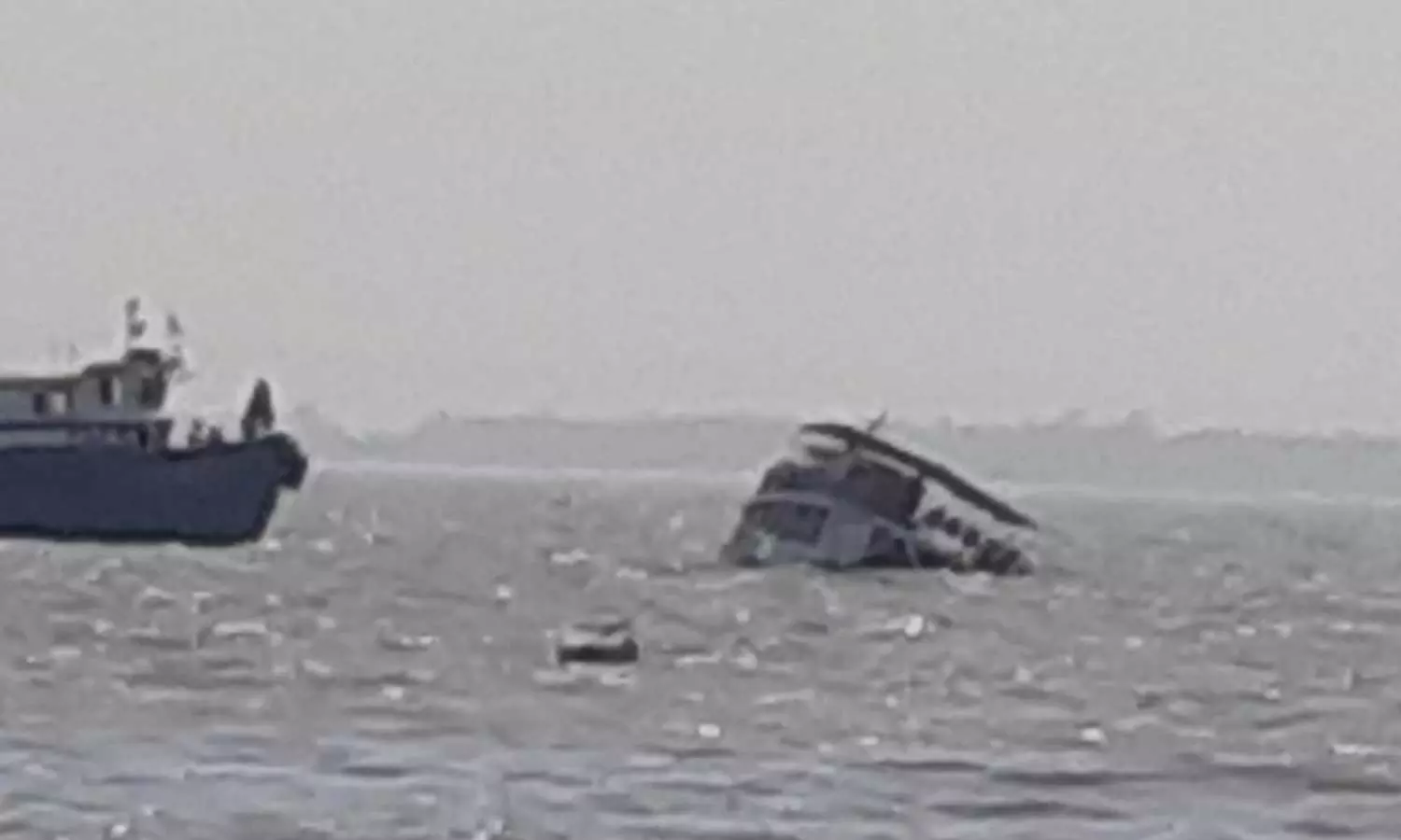 Fishing boat got stuck in the sea in Thalassery due to technical failure Fishing boat got stuck in the sea in Thalassery due to technical failure