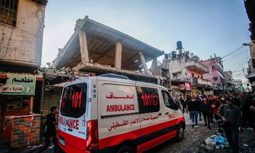 ആംബുലൻസുകളെ ലക്ഷ്യമിട്ട് ഇസ്രായേ​ൽ; രണ്ട് ആരോഗ്യപ്രവർത്തകരെ ബോംബിട്ട് കൊന്നു