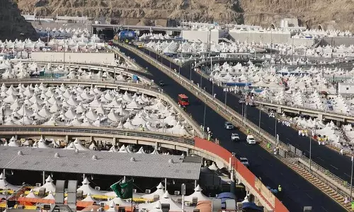 ഹജ്ജൊരുക്കത്തിന്റെ ഭാഗമായി പുണ്യസ്ഥലങ്ങളിലെ റോഡുകൾ തണുപ്പിക്കുന്നു