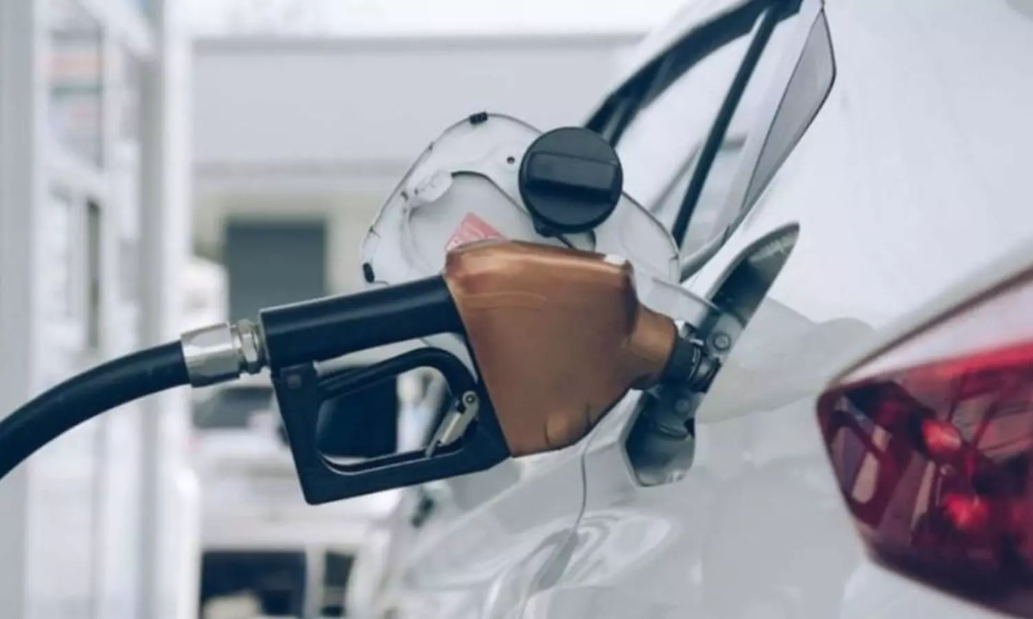 യു.എ.ഇയിൽ ഇന്ധന വില കുറച്ചു