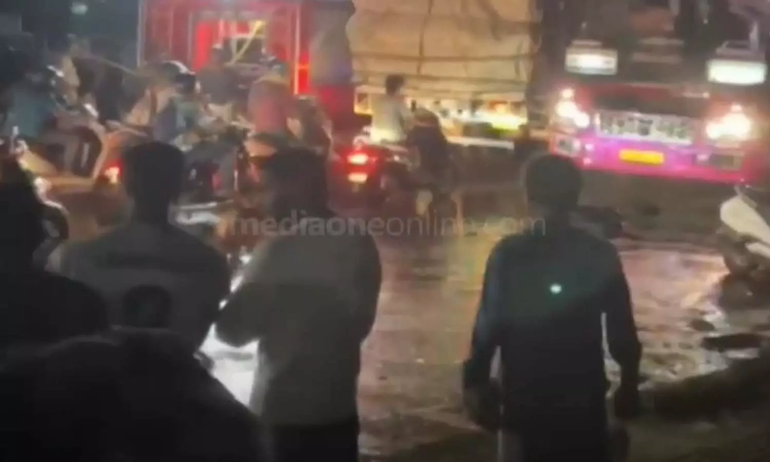 കോഴിക്കോട് ലോറി സ്കൂട്ടറിൽ ഇടിച്ച് യുവതി മരിച്ചു