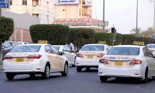 Expatriate taxi drivers mobile phone stolen at knifepoint in Kuwait