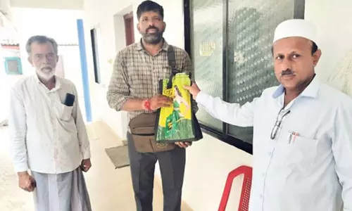 റോഡരികില്‍നിന്നു കിട്ടിയ 2.43 ലക്ഷം രൂപ ഉടമയെ തിരിച്ചേല്‍പ്പിച്ച് മദ്രസാ അധ്യാപകന്‍