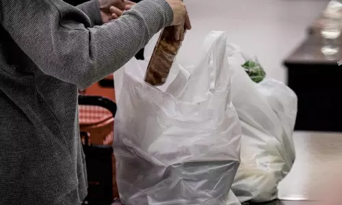 ദുബൈയിൽ ഒറ്റത്തവണ ബാഗുകൾക്ക് നാളെ മുതൽ നിരോധനം ദുബൈയിൽ ഒറ്റത്തവണ ബാഗുകൾക്ക് നാളെ മുതൽ നിരോധനം