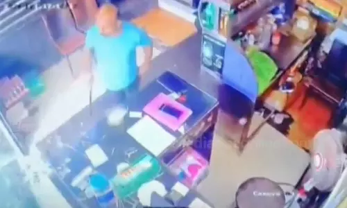 alleged food poisoning in alappuzha the policeman thrashed the hotel