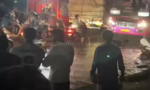 കോഴിക്കോട് ലോറി സ്കൂട്ടറിൽ ഇടിച്ച് യുവതി മരിച്ചു കോഴിക്കോട് ലോറി സ്കൂട്ടറിൽ ഇടിച്ച് യുവതി മരിച്ചു