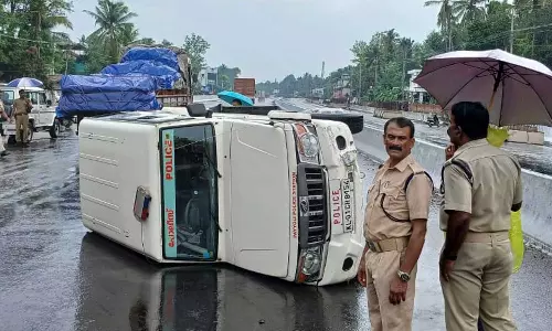 The jeep in which Payyoli SI was traveling hit the divider on the national highway and overturned in Ayanikkad