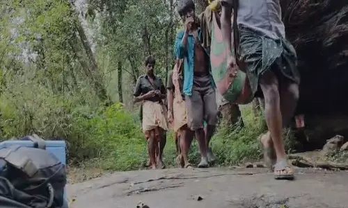 The elderly woman was carried 10 km to the hospital,latest news The elderly woman was carried 10 km to the hospital,latest news