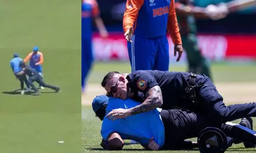 അയാളെ ഉപദ്രവിക്കരുത്; ഗ്രൗണ്ടിലിറങ്ങിയ ആരാധകനെ സംരക്ഷിച്ച് രോഹിത്- വീഡിയോ