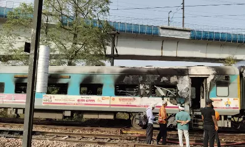 ഡൽഹിയിൽ താജ് എക്സ്പ്രസിൽ തീപിടിത്തം; നാല് കോച്ചുകൾ കത്തി നശിച്ചു ഡൽഹിയിൽ താജ് എക്സ്പ്രസിൽ തീപിടിത്തം; നാല് കോച്ചുകൾ കത്തി നശിച്ചു