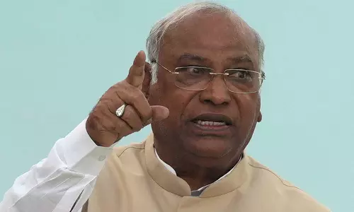 സംശയകരമായി എന്ത് കണ്ടാലും വീഡിയോ എടുത്തയക്കണം; 24 മണിക്കൂർ നിരീക്ഷണവുമായി കോൺ​ഗ്രസ്