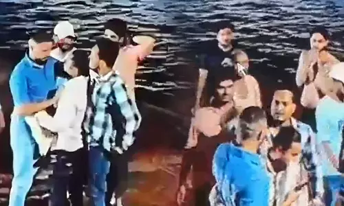 യു.പിയിൽ മക്കളുടെ കൺമുന്നിൽ പിതാവിനെ വെടിവച്ച് കൊന്നു