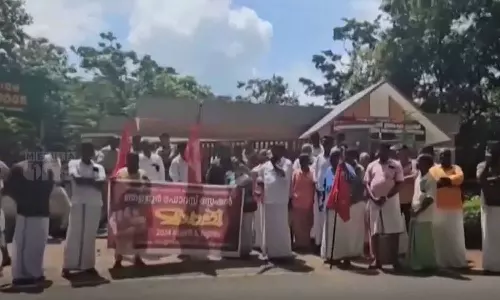 Tourism centers closed in protest in Pathanamthitta Tourism centers closed in protest in Pathanamthitta