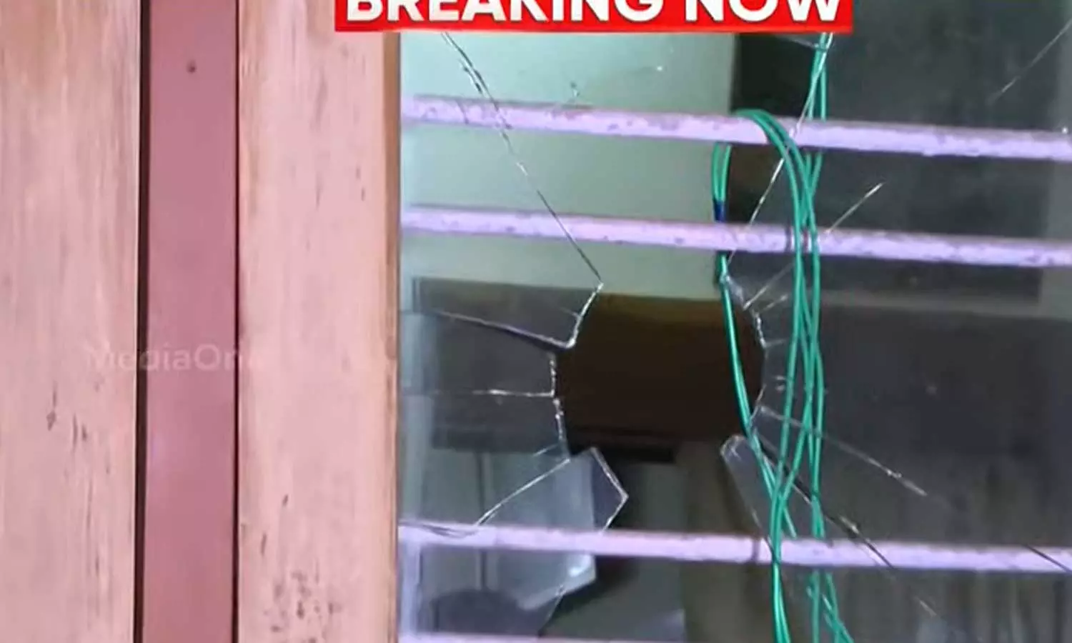 തൃശൂർ ഡി.സി.സി സെക്രട്ടറി സജീവൻ കുരിയച്ചിറയുടെ വീടാക്രമിച്ചു തൃശൂർ ഡി.സി.സി സെക്രട്ടറി സജീവൻ കുരിയച്ചിറയുടെ വീടാക്രമിച്ചു