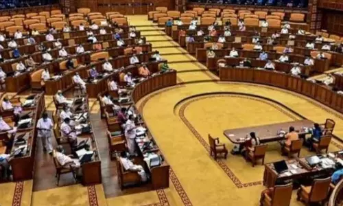 Who is the leader of the opposition, the speaker, the opposition accused of being immature; Assembly drowned in noise, latest news malayalam, പ്രതിപക്ഷ നേതാവ് ആരാണെന്ന് സ്പീക്കർ, പക്വതയില്ലെന്ന് കുറ്റപ്പെടുത്തി പ്രതിപക്ഷം; ബഹളത്തിൽ മുങ്ങി നിയമസഭ