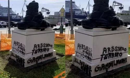 Mahatma Gandhi, statue