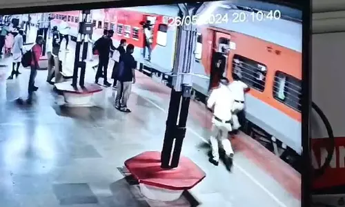 Slipped while boarding a moving train; The CPO bravely rescued the passenger