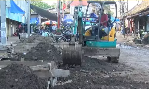 സ്മാർട്ട് സിറ്റി റോഡ്; സഞ്ചാര യോഗ്യമാക്കാനായി പ്രഖ്യാപിച്ച സമയപരിധി ഇന്ന് അവസാനിക്കും സ്മാർട്ട് സിറ്റി റോഡ്; സഞ്ചാര യോഗ്യമാക്കാനായി പ്രഖ്യാപിച്ച സമയപരിധി ഇന്ന് അവസാനിക്കും