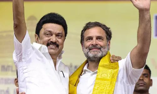 Rahul Gandhi,  MK Stalin,Rahul Gandhi sweet box,victory rally,loksabha election 2024,DMK,എം.കെ സ്റ്റാലിന്‍,രാഹുല്‍ ഗാന്ധി,മോദിയെ പരിഹസിച്ച് സ്റ്റാലിന്‍,രാഹുലിന്‍റെ മധുരപ്പൊതി