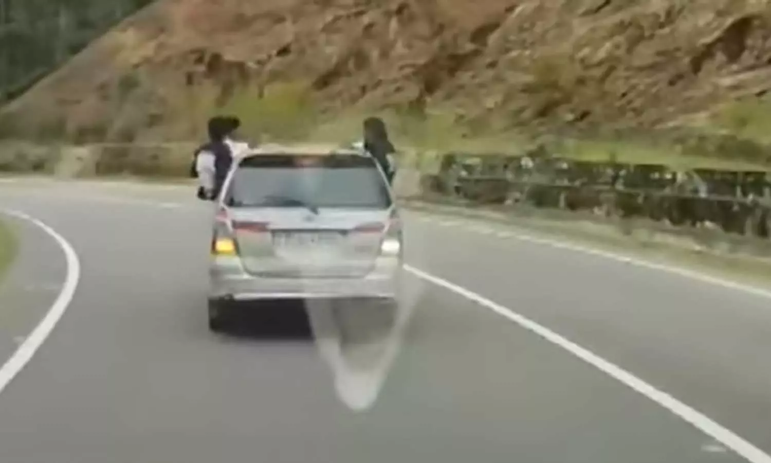 മൂന്നാറിൽ വീണ്ടും അഭ്യാസപ്രകടനം; സഞ്ചാരികൾ കാറിന്റെ ഡോറിലിരുന്ന് യാത്ര ചെയ്യുന്ന ദൃശ്യങ്ങൾ പുറത്ത് മൂന്നാറിൽ വീണ്ടും അഭ്യാസപ്രകടനം; സഞ്ചാരികൾ കാറിന്റെ ഡോറിലിരുന്ന് യാത്ര ചെയ്യുന്ന ദൃശ്യങ്ങൾ പുറത്ത്