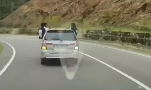 മൂന്നാറിൽ വീണ്ടും അഭ്യാസപ്രകടനം; സഞ്ചാരികൾ കാറിന്റെ ഡോറിലിരുന്ന് യാത്ര ചെയ്യുന്ന ദൃശ്യങ്ങൾ പുറത്ത്