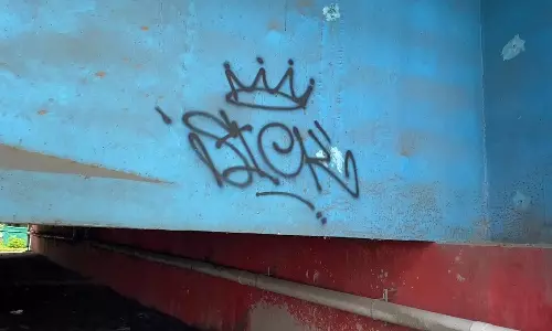 പൊതുഇടങ്ങളിൽ വിചിത്ര എഴുത്തുകൾ വ്യാപകം; പരാതി നൽകി മരട് നഗരസഭ