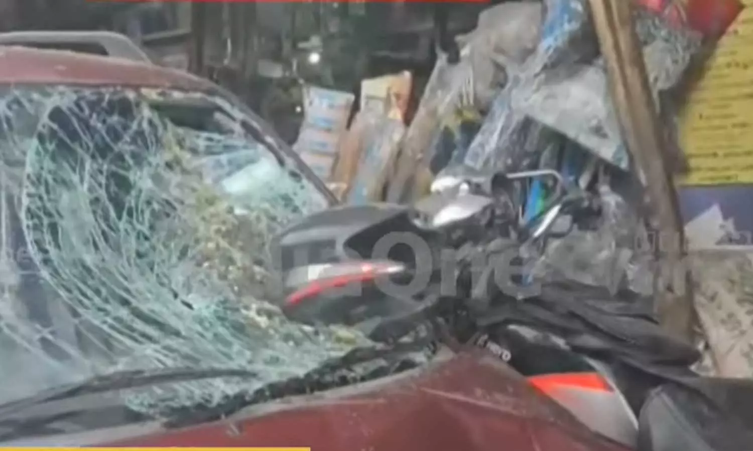 കാക്കനാട് കാർ നിയന്ത്രണം വിട്ട് സൂപ്പർമാർക്കറ്റിലേക്ക് ഇടിച്ചു കയറി; മൂന്നുപേർക്ക് പരിക്ക്